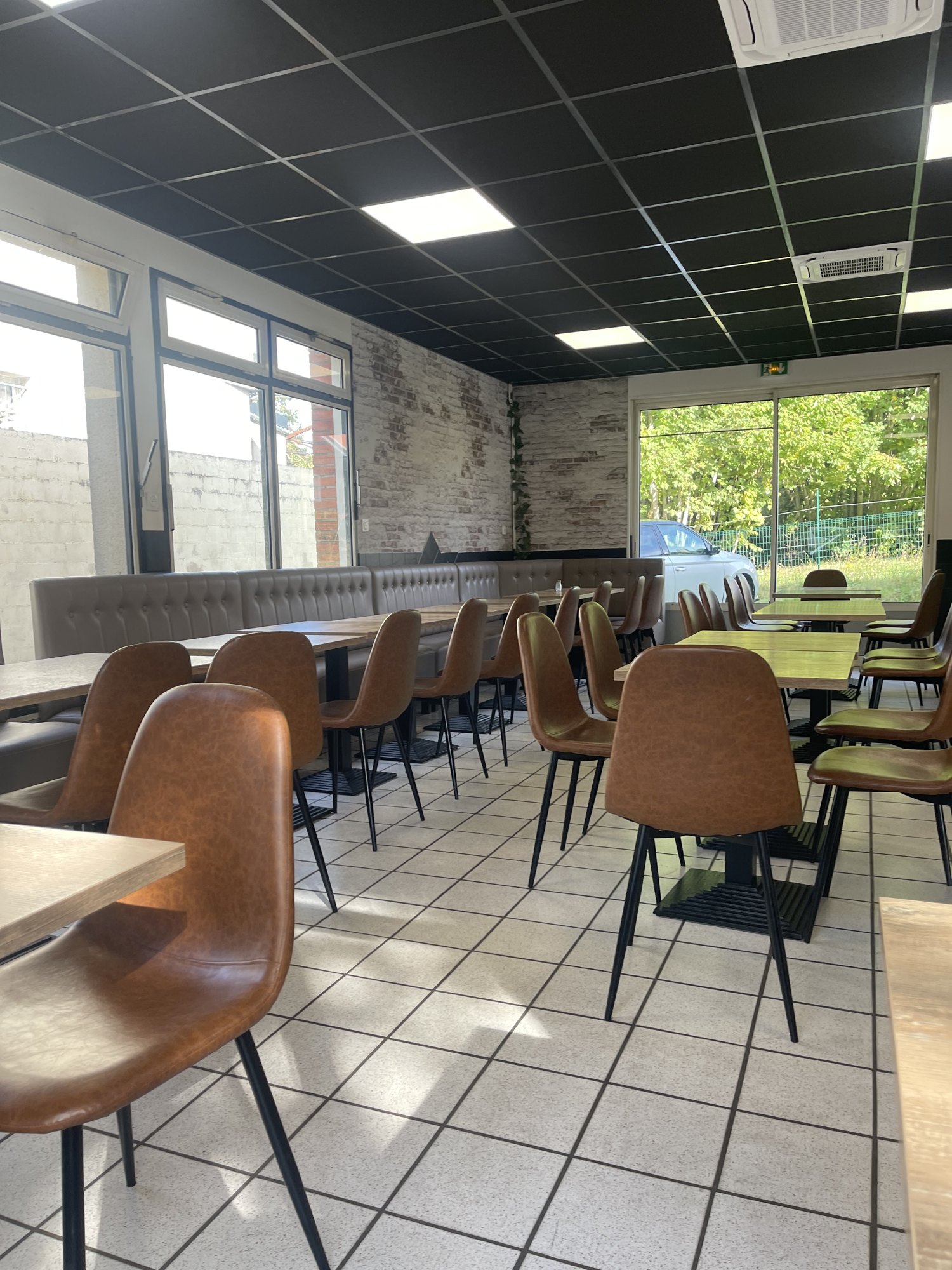Les mange-debout le long de la vitrine