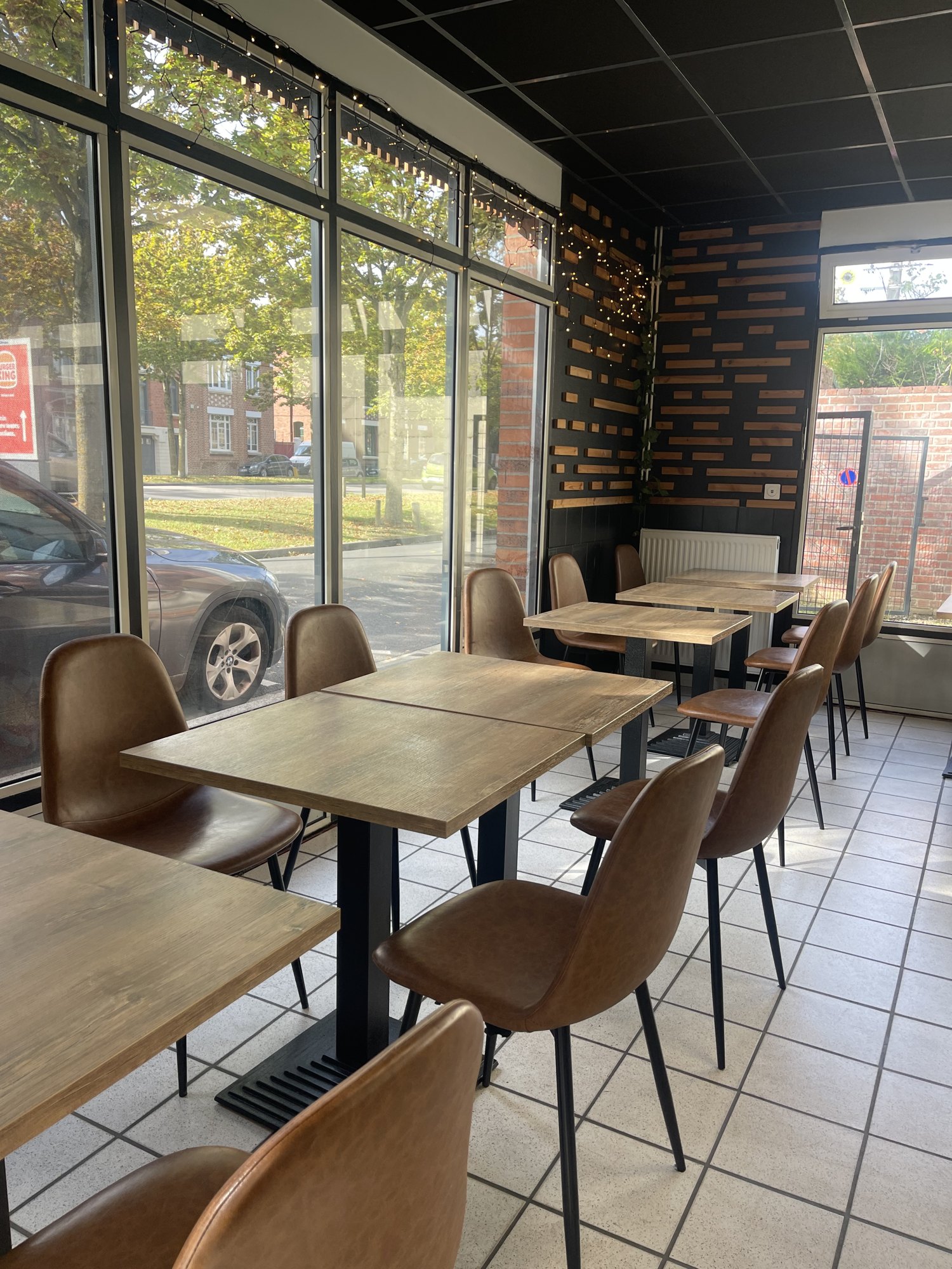 Les tables hautes face à la rue