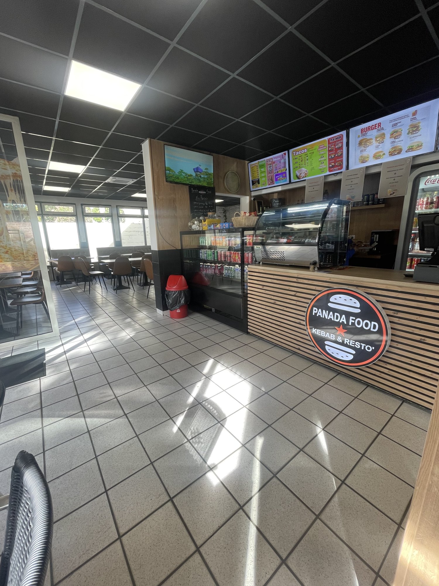 Le comptoir et son bardage bois